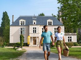 Camping Pas Cher vous présente avec son site Officiel campingpascher.fr, le Camping Sandaya Le Château Des Marais classé 5 étoiles, situé sur la commune de Muides Sur Loire dans le département Loir-et-cher (Centre Val De Loire) en France. Le camping Sandaya Le Château Des Marais, vous présente un hébergement de type mobil-home de 38 m² pour 6 personnes avec climatisation et télévision. Le camping Sandaya Le Château Des Marais vous propose du dimanche 31 mai au dimanche 07 juin 2026, en promotion à -20% pour 7 nuits à 610,40 € au lieu de 763,0 € soit une Économie de 152,60 €. Cette location propose 79 dates différentes pour réserver votre séjour. Découvrez également les 20 autres gammes d'hébergements du camping. Les Avis clients pour le Camping Sandaya Le Château Des Marais sont excellents avec une note moyenne de 9 sur 10. Parc aquatique, Piscine couverte, Piscine extérieure, Club ados, Club enfants, Aire de jeux enfants, Canoë-kayak, Court de tennis, Golf, Ping-pong, Piscine, Pétanque, Salle de jeux vidéo, Structure gonflable enfants, Terrain multisports, Bar, Dépôt de pain, Pizzeria, Plats à emporter, Restaurant, Snack/Bar, Épicerie,... En savoir plus : cliquez-ICI.