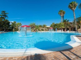 Camping Pas Cher vous présente avec son site Officiel campingpascher.fr, le Camping Sporting Club Village classé 4 étoiles, situé sur la commune de Mazara Del Vallo dans le département Trapani (Sicile) en Italie. Le camping Sporting Club Village, vous présente un hébergement de type mobil-home. Le camping Sporting Club Village vous propose du vendredi 05 juin au vendredi 12 juin 2026 avec un DÉPART DEMAIN pour 7 nuits à 413€. Cette location propose 120 dates différentes pour réserver votre séjour. Découvrez également les 1 autres gammes d'hébergements du camping. Les Avis clients pour le Camping Sporting Club Village sont de 6 sur 10. Bassin enfant, Lagon, Piscine extérieure, Club enfants, Aire de jeux enfants, Baby-foot, Ping-pong, Structure gonflable enfants, Terrain de football, Terrain de volley-ball, Bar, Pizzeria, Plats à emporter, Restaurant, Snack/Bar,... En savoir plus : cliquez-ICI.