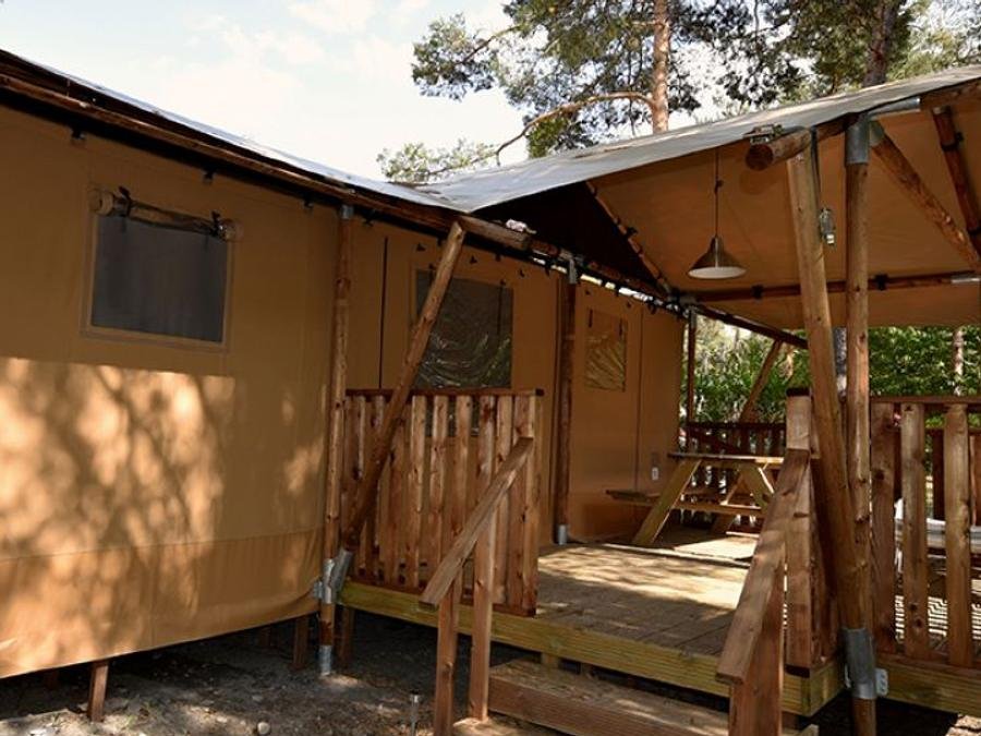 Camping Pas Cher vous présente avec son site Officiel campingpascher.fr, le Camping Domaine De L'Ubaye classé 5 étoiles, situé sur la commune de Meolans Revel dans le département Alpes-de-haute-provence (Provence Alpes Côte D'azur) en France. Le camping Domaine De L'Ubaye vous propose un hébergement de type tente en toile et bois de 40 m² pour 2 personnes avec climatisation (télévision). Cet hébergement propose plus de 32 dates différentes pour réserver ! Pour dévouvrir la période la moins chère, consultez la rubrique 'Tarifs' et sélectionnez votre mois de départ. L'établissement vous propose 14 autres types d'hébergements. Découvrez tous nos séjours à petits prix dans la commune et aux alentours de Meolans Revel du département : Alpes-de-haute-provence (Provence Alpes Côte D'azur). Les Avis clients pour le Camping Domaine De L'Ubaye sont excellents avec une note moyenne de 8 sur 10. Rivière, Piscine chauffée, Piscine extérieure, Animation enfants, Aire de jeux enfants, Baby-foot, Canoë-kayak, Centre équestre, Court de tennis, Parcours sportif, Ping-pong, Pétanque, Randonnée, Salle de jeux vidéo, Terrain de basketball, Terrain de football, Terrain de volley-ball, Bar, Dépôt de pain, Plats à emporter, Restaurant, Snack/Bar, Supermarché, Épicerie,... En savoir plus : cliquez-ICI.