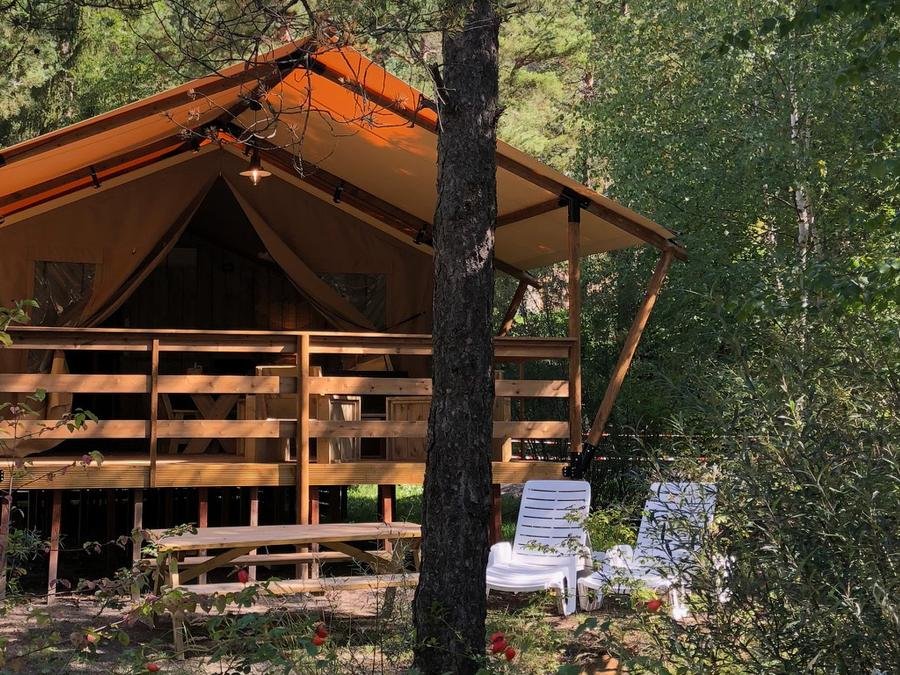 Camping Pas Cher vous présente avec son site Officiel campingpascher.fr, le Camping Domaine De L'Ubaye classé 5 étoiles, situé sur la commune de Meolans Revel dans le département Alpes-de-haute-provence (Provence Alpes Côte D'azur) en France. Le camping Domaine De L'Ubaye, vous présente un hébergement de type tente en toile et bois de 45 m² avec climatisation et télévision. Le camping Domaine De L'Ubaye vous propose du jeudi 04 juin au jeudi 11 juin 2026 avec un DÉPART DEMAIN pour 7 nuits à 812€. Cette location propose 40 dates différentes pour réserver votre séjour. Découvrez également les 14 autres gammes d'hébergements du camping. Les Avis clients pour le Camping Domaine De L'Ubaye sont excellents avec une note moyenne de 8 sur 10. Rivière, Piscine chauffée, Piscine extérieure, Animation enfants, Aire de jeux enfants, Baby-foot, Canoë-kayak, Centre équestre, Court de tennis, Parcours sportif, Ping-pong, Pétanque, Randonnée, Salle de jeux vidéo, Terrain de basketball, Terrain de football, Terrain de volley-ball, Bar, Dépôt de pain, Plats à emporter, Restaurant, Snack/Bar, Supermarché, Épicerie,... En savoir plus : cliquez-ICI.