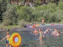 Camping Pas Cher vous présente avec son site Officiel campingpascher.fr, le Camping Domaine De L'Ubaye classé 5 étoiles, situé sur la commune de Meolans Revel dans le département Alpes-de-haute-provence (Provence Alpes Côte D'azur) en France. Le camping Domaine De L'Ubaye, vous présente un hébergement de type mobil-home de 28 m² avec climatisation et télévision. Le camping Domaine De L'Ubaye vous proposeun séjour PAS CHER avec une REMISEdu sam. 30 mai au sam. 06 juin 2026, en promotion à -65% pour 7 nuits à 239 € au lieu de 693,0 € soit une Économie de 454 €. Cette location propose 15 dates différentes pour réserver votre séjour. Découvrez également les 13 autres gammes d'hébergements du camping. Les Avis clients pour le Camping Domaine De L'Ubaye sont excellents avec une note moyenne de 8 sur 10. Rivière, Piscine chauffée, Piscine extérieure, Animation enfants, Aire de jeux enfants, Baby-foot, Canoë-kayak, Centre équestre, Court de tennis, Parcours sportif, Ping-pong, Pétanque, Randonnée, Salle de jeux vidéo, Terrain de basketball, Terrain de football, Terrain de volley-ball, Bar, Dépôt de pain, Plats à emporter, Restaurant, Snack/Bar, Supermarché, Épicerie,... En savoir plus : cliquez-ICI.