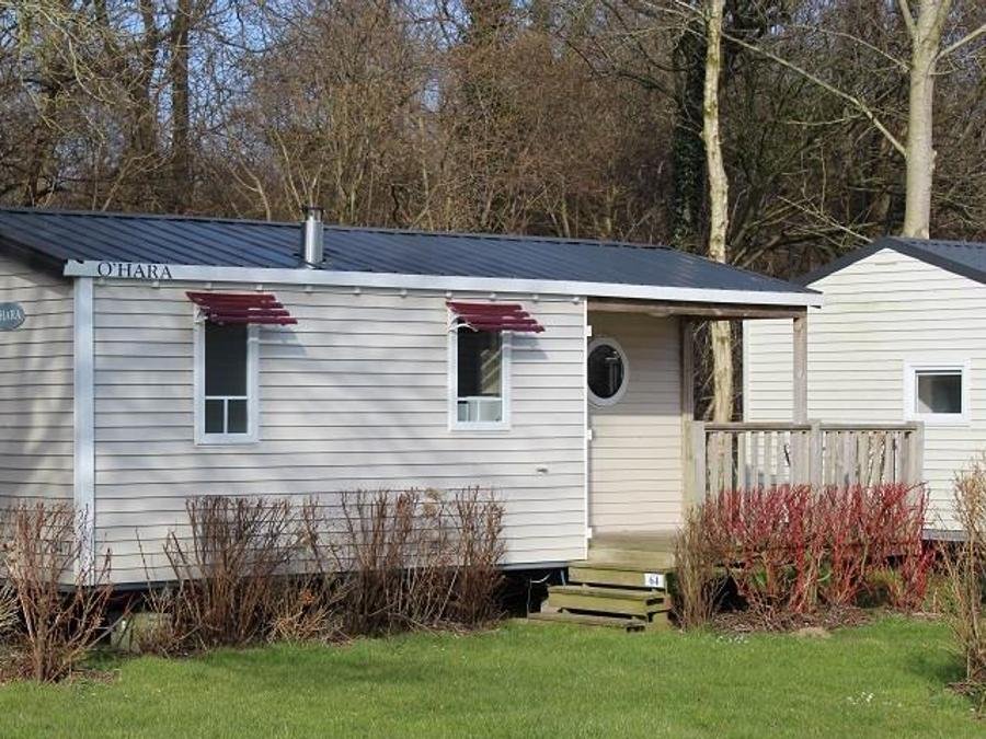 Camping Pas Cher vous présente avec son site Officiel campingpascher.fr, le Camping Flower Le Rompval classé 3 étoiles, situé sur la commune de Mers Les Bains dans le département Somme (Picardie) en France. Le camping Flower Le Rompval, vous présente un hébergement de type mobil-home de 27 m² et télévision. Le camping Flower Le Rompval vous propose du dimanche 27 septembre au dimanche 04 octobre 2026 pour 7 nuits à 336€. Cette location propose 21 dates différentes pour réserver votre séjour. Découvrez également les 16 autres gammes d'hébergements du camping. Les Avis clients pour le Camping Flower Le Rompval sont excellents avec une note moyenne de 8 sur 10. MerRivièreÉtang, Piscine chauffée, Piscine couverte, Animations familiales, Club enfants, Aire de jeux enfants, Canoë-kayak, Centre équestre, Location de bateaux, Ping-pong, Piscine, Pétanque, Randonnée, Structure gonflable enfants, Terrain multisports, Voile, Bar, Dépôt de pain, Pizzeria, Plats à emporter, Restaurant, Snack/Bar, Supermarché, Épicerie,... En savoir plus : cliquez-ICI.