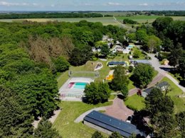 Camping Pas Cher vous présente avec son site Officiel campingpascher.fr, le Camping Flower Le Rompval classé 3 étoiles, situé sur la commune de Mers Les Bains dans le département Somme (Picardie) en France. Le camping Flower Le Rompval, vous présente un hébergement de type studio de 20 m² et télévision. Le camping Flower Le Rompval vous propose du sam. 19 septembre au sam. 26 septembre 2026 pour 7 nuits à 238€. Cette location propose 103 dates différentes pour réserver votre séjour. Découvrez également les 16 autres gammes d'hébergements du camping. Les Avis clients pour le Camping Flower Le Rompval sont excellents avec une note moyenne de 8 sur 10. MerRivièreÉtang, Piscine chauffée, Piscine couverte, Animations familiales, Club enfants, Aire de jeux enfants, Canoë-kayak, Centre équestre, Location de bateaux, Ping-pong, Piscine, Pétanque, Randonnée, Structure gonflable enfants, Terrain multisports, Voile, Bar, Dépôt de pain, Pizzeria, Plats à emporter, Restaurant, Snack/Bar, Supermarché, Épicerie,... En savoir plus : cliquez-ICI.