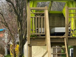 Camping Pas Cher vous présente avec son site Officiel campingpascher.fr, le Camping Flower Le Rompval classé 3 étoiles, situé sur la commune de Mers Les Bains dans le département Somme (Picardie) en France. Le camping Flower Le Rompval, vous présente un hébergement de type hébergement insolite. Le camping Flower Le Rompval vous propose du sam. 19 septembre au sam. 26 septembre 2026 pour 7 nuits à 140€. Cette location propose 170 dates différentes pour réserver votre séjour. Découvrez également les 16 autres gammes d'hébergements du camping. Les Avis clients pour le Camping Flower Le Rompval sont excellents avec une note moyenne de 8 sur 10. MerRivièreÉtang, Piscine chauffée, Piscine couverte, Animations familiales, Club enfants, Aire de jeux enfants, Canoë-kayak, Centre équestre, Location de bateaux, Ping-pong, Piscine, Pétanque, Randonnée, Structure gonflable enfants, Terrain multisports, Voile, Bar, Dépôt de pain, Pizzeria, Plats à emporter, Restaurant, Snack/Bar, Supermarché, Épicerie,... En savoir plus : cliquez-ICI.