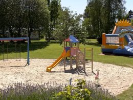 Camping Pas Cher vous présente avec son site Officiel campingpascher.fr, le Camping Flower Le Rompval classé 3 étoiles, situé sur la commune de Mers Les Bains dans le département Somme (Picardie) en France. Le camping Flower Le Rompval, vous présente un hébergement de type studio de 20 m² et télévision. Le camping Flower Le Rompval vous propose du sam. 19 septembre au sam. 26 septembre 2026 pour 7 nuits à 238€. Cette location propose 134 dates différentes pour réserver votre séjour. Découvrez également les 16 autres gammes d'hébergements du camping. Les Avis clients pour le Camping Flower Le Rompval sont excellents avec une note moyenne de 8 sur 10. MerRivièreÉtang, Piscine chauffée, Piscine couverte, Animations familiales, Club enfants, Aire de jeux enfants, Canoë-kayak, Centre équestre, Location de bateaux, Ping-pong, Piscine, Pétanque, Randonnée, Structure gonflable enfants, Terrain multisports, Voile, Bar, Dépôt de pain, Pizzeria, Plats à emporter, Restaurant, Snack/Bar, Supermarché, Épicerie,... En savoir plus : cliquez-ICI.