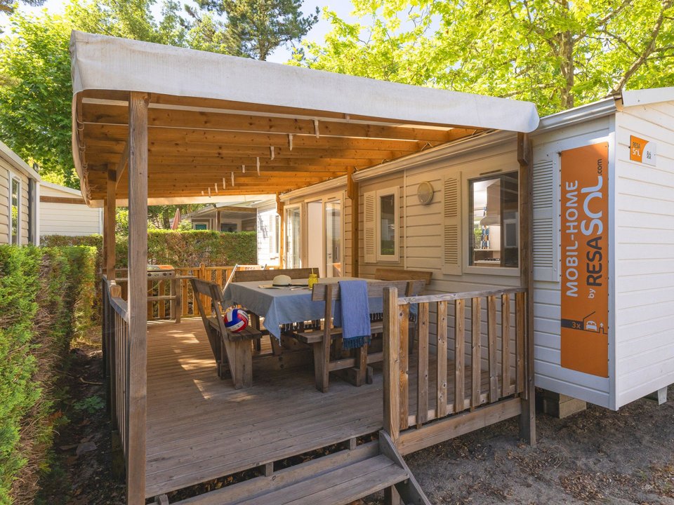 Camping Pas Cher vous présente avec son site Officiel campingpascher.fr, le Camping Lou Pignada classé 5 étoiles, situé sur la commune de Messanges dans le département Landes (Aquitaine) en France. Le camping Lou Pignada vous propose un hébergement de type mobil-home de 28 m² (télévision). L'établissement vous propose 12 autres types d'hébergements. Découvrez tous nos séjours à petits prix dans la commune et aux alentours de Messanges du département : Landes (Aquitaine). Les Avis clients pour le Camping Lou Pignada sont excellents avec une note moyenne de 8 sur 10. LacMer, Parc aquatique, Piscine couverte, Piscine extérieure, Animations familiales, Club ados, Club enfants, Aire de jeux enfants, Canoë-kayak, Court de tennis, Cyclisme, Jet-ski, Paddle, Ping-pong, Pétanque, Randonnée, Salle de jeux vidéo, Surf, Terrain de volley-ball, Bar, Dépôt de pain, Plats à emporter, Restaurant, Station-service, Supermarché,... En savoir plus : cliquez-ICI.
