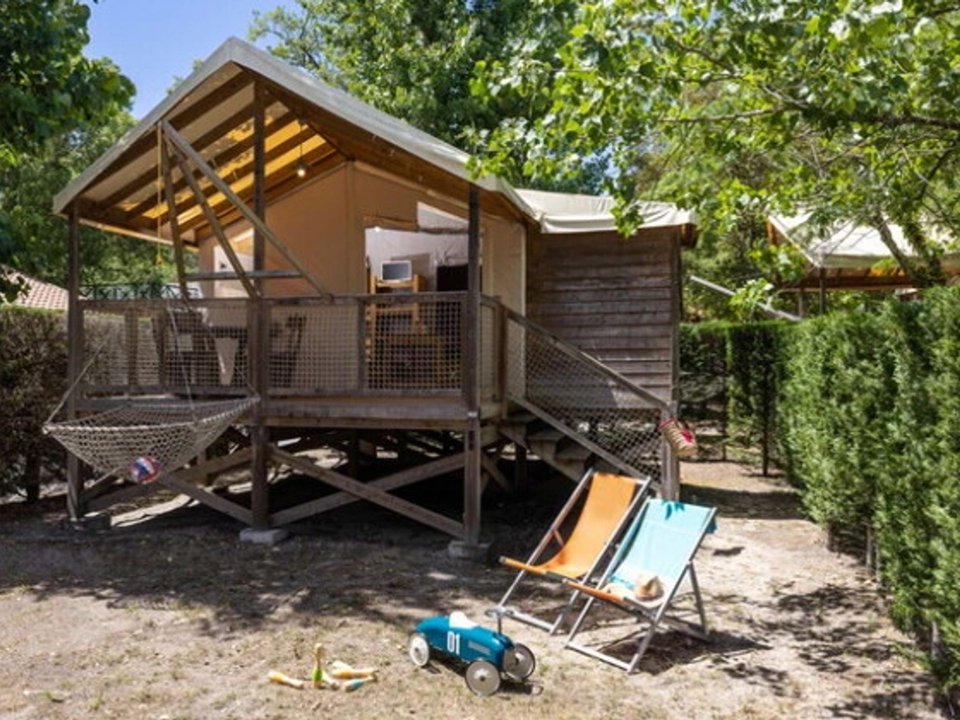Camping Pas Cher vous présente avec son site Officiel campingpascher.fr, le Camping Lou Pignada classé 5 étoiles, situé sur la commune de Messanges dans le département Landes (Aquitaine) en France. Le camping Lou Pignada vous propose un hébergement de type tente pour 2 personnes (télévision). L'établissement vous propose 13 autres types d'hébergements. Découvrez tous nos séjours à petits prix dans la commune et aux alentours de Messanges du département : Landes (Aquitaine). Les Avis clients pour le Camping Lou Pignada sont excellents avec une note moyenne de 8 sur 10. LacMer, Parc aquatique, Piscine couverte, Piscine extérieure, Animations familiales, Club ados, Club enfants, Aire de jeux enfants, Canoë-kayak, Court de tennis, Cyclisme, Jet-ski, Paddle, Ping-pong, Pétanque, Randonnée, Salle de jeux vidéo, Surf, Terrain de volley-ball, Bar, Dépôt de pain, Plats à emporter, Restaurant, Station-service, Supermarché,... En savoir plus : cliquez-ICI.