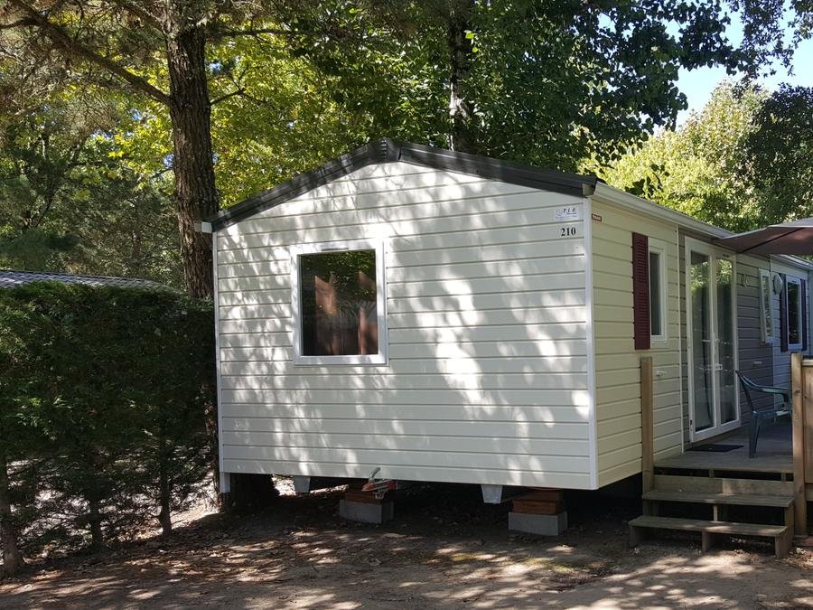 Camping Pas Cher vous présente avec son site Officiel campingpascher.fr, le Camping Lou Pignada classé 5 étoiles, situé sur la commune de Messanges dans le département Landes (Aquitaine) en France. Le camping Lou Pignada, vous présente un hébergement de type mobil-home de 27 m². Le camping Lou Pignada vous propose du sam. 06 juin au sam. 13 juin 2026 pour 7 nuits à 460€. Cette location propose 6 dates différentes pour réserver votre séjour. Découvrez également les 20 autres gammes d'hébergements du camping. Les Avis clients pour le Camping Lou Pignada sont excellents avec une note moyenne de 8 sur 10. LacMer, Parc aquatique, Piscine couverte, Piscine extérieure, Animations familiales, Club ados, Club enfants, Aire de jeux enfants, Canoë-kayak, Court de tennis, Cyclisme, Jet-ski, Paddle, Ping-pong, Pétanque, Randonnée, Salle de jeux vidéo, Surf, Terrain de volley-ball, Bar, Dépôt de pain, Plats à emporter, Restaurant, Station-service, Supermarché,... En savoir plus : cliquez-ICI.