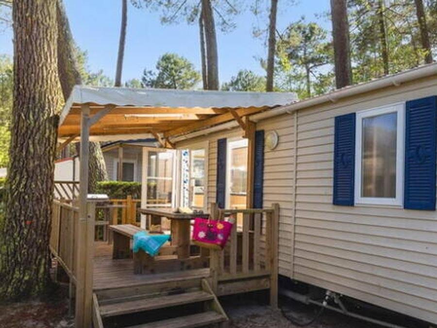 Camping Pas Cher vous présente avec son site Officiel campingpascher.fr, le Camping Lou Pignada classé 5 étoiles, situé sur la commune de Messanges dans le département Landes (Aquitaine) en France. Le camping Lou Pignada, vous présente un hébergement de type bungalow de 28 m² pour 6 personnes et télévision. Le camping Lou Pignada vous propose du mardi 15 septembre au mardi 22 septembre 2026, en promotion à -24% pour 7 nuits à 347 € au lieu de 457,0 € soit une Économie de 110 €. Cette location propose 16 dates différentes pour réserver votre séjour. Découvrez également les 20 autres gammes d'hébergements du camping. Les Avis clients pour le Camping Lou Pignada sont de 7 sur 10. LacMer, Parc aquatique, Piscine couverte, Piscine extérieure, Animations familiales, Club ados, Club enfants, Aire de jeux enfants, Canoë-kayak, Court de tennis, Cyclisme, Jet-ski, Paddle, Ping-pong, Pétanque, Randonnée, Salle de jeux vidéo, Surf, Terrain de volley-ball, Bar, Dépôt de pain, Plats à emporter, Restaurant, Station-service, Supermarché,... En savoir plus : cliquez-ICI.