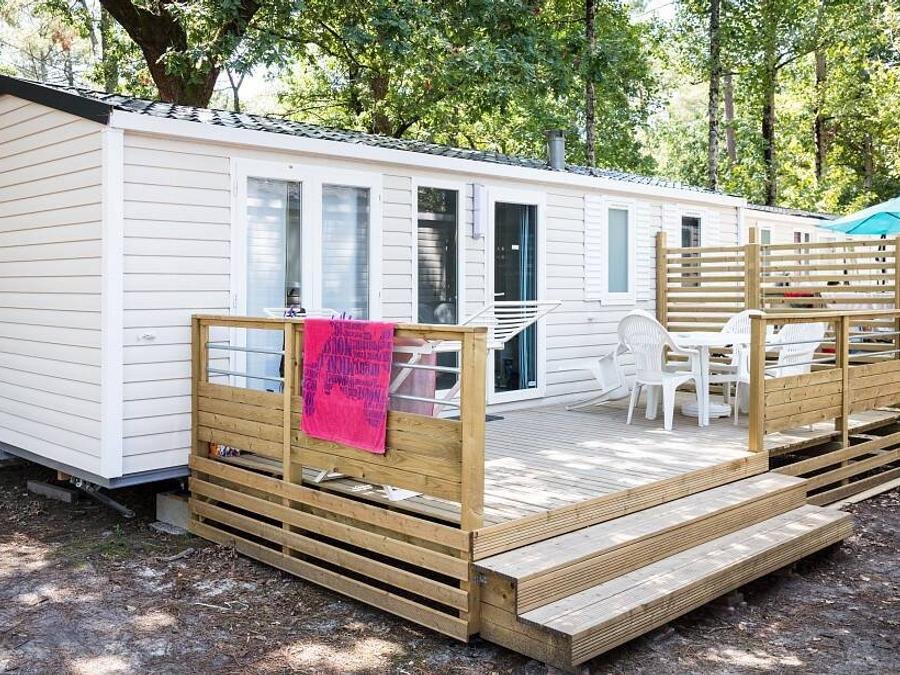 Camping Pas Cher vous présente avec son site Officiel campingpascher.fr, le Camping Lou Pignada classé 5 étoiles, situé sur la commune de Messanges dans le département Landes (Aquitaine) en France. Le camping Lou Pignada, vous présente un hébergement de type mobil-home de 24 m². Le camping Lou Pignada vous propose du sam. 06 juin au sam. 13 juin 2026, en promotion à -24% pour 7 nuits à 406 € au lieu de 539,0 € soit une Économie de 133 €. Cette location propose 58 dates différentes pour réserver votre séjour. Découvrez également les 20 autres gammes d'hébergements du camping. Les Avis clients pour le Camping Lou Pignada sont de 7 sur 10. LacMer, Parc aquatique, Piscine couverte, Piscine extérieure, Animations familiales, Club ados, Club enfants, Aire de jeux enfants, Canoë-kayak, Court de tennis, Cyclisme, Jet-ski, Paddle, Ping-pong, Pétanque, Randonnée, Salle de jeux vidéo, Surf, Terrain de volley-ball, Bar, Dépôt de pain, Plats à emporter, Restaurant, Station-service, Supermarché,... En savoir plus : cliquez-ICI.