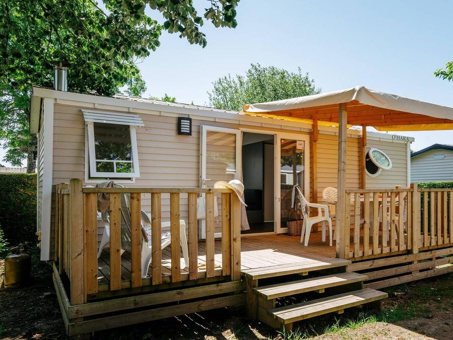 Camping Pas Cher vous présente avec son site Officiel campingpascher.fr, le Camping Lou Pignada classé 5 étoiles, situé sur la commune de Messanges dans le département Landes (Aquitaine) en France. Le camping Lou Pignada vous propose un hébergement de type mobil-home de 24 m² avec climatisation (télévision). Cet hébergement propose plus de 67 dates différentes pour réserver ! Pour dévouvrir la période la moins chère, consultez la rubrique 'Tarifs' et sélectionnez votre mois de départ. L'établissement vous propose 17 autres types d'hébergements. Découvrez tous nos séjours à petits prix dans la commune et aux alentours de Messanges du département : Landes (Aquitaine). Les Avis clients pour le Camping Lou Pignada sont de 7 sur 10. LacMer, Parc aquatique, Piscine couverte, Piscine extérieure, Animations familiales, Club ados, Club enfants, Aire de jeux enfants, Canoë-kayak, Court de tennis, Cyclisme, Jet-ski, Paddle, Ping-pong, Pétanque, Randonnée, Salle de jeux vidéo, Surf, Terrain de volley-ball, Bar, Dépôt de pain, Plats à emporter, Restaurant, Station-service, Supermarché,... En savoir plus : cliquez-ICI.