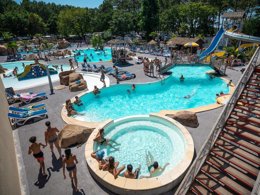 Camping Pas Cher vous présente avec son site Officiel campingpascher.fr, le Camping Lou Pignada classé 5 étoiles, situé sur la commune de Messanges dans le département Landes (Aquitaine) en France. Le camping Lou Pignada, vous présente un hébergement de type bungalow de 27 m² pour 6 personnes et télévision. Le camping Lou Pignada vous propose du sam. 19 septembre au sam. 26 septembre 2026, en promotion à -25% pour 7 nuits à 336 € au lieu de 448,0 € soit une Économie de 112 €. Cette location propose 11 dates différentes pour réserver votre séjour. Découvrez également les 20 autres gammes d'hébergements du camping. Les Avis clients pour le Camping Lou Pignada sont de 7 sur 10. LacMer, Parc aquatique, Piscine couverte, Piscine extérieure, Animations familiales, Club ados, Club enfants, Aire de jeux enfants, Canoë-kayak, Court de tennis, Cyclisme, Jet-ski, Paddle, Ping-pong, Pétanque, Randonnée, Salle de jeux vidéo, Surf, Terrain de volley-ball, Bar, Dépôt de pain, Plats à emporter, Restaurant, Station-service, Supermarché,... En savoir plus : cliquez-ICI.