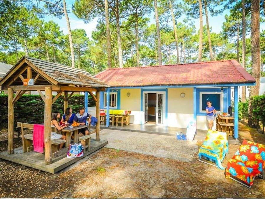 Camping Pas Cher vous présente avec son site Officiel campingpascher.fr, le Camping Le Vieux Port classé 5 étoiles, situé sur la commune de Messanges dans le département Landes (Aquitaine) en France. Le camping Le Vieux Port vous propose un hébergement de type chalet de 35 m² pour 2 personnes avec climatisation (télévision). Cet hébergement propose plus de 20 dates différentes pour réserver ! Pour dévouvrir la période la moins chère, consultez la rubrique 'Tarifs' et sélectionnez votre mois de départ. L'établissement vous propose 21 autres types d'hébergements. Découvrez tous nos séjours à petits prix dans la commune et aux alentours de Messanges du département : Landes (Aquitaine). Les Avis clients pour le Camping Le Vieux Port sont excellents avec une note moyenne de 8 sur 10. Mer, Parc aquatique, Piscine couverte, Piscine extérieure, Animations familiales, Club ados, Club enfants, Aire de jeux enfants, Canoë-kayak, Centre équestre, Court de padel en extérieur, Court de tennis, Golf, Parcours sportif, Ping-pong, Pétanque, Salle de jeux vidéo, Surf, Terrain de badminton, Terrain de beach-volley, Terrain de football, Terrain de volley-ball, Terrain multisports, Bar, Brasserie, Dépôt de pain, Plats à emporter, Restaurant, Snack/Bar, Épicerie,... En savoir plus : cliquez-ICI.