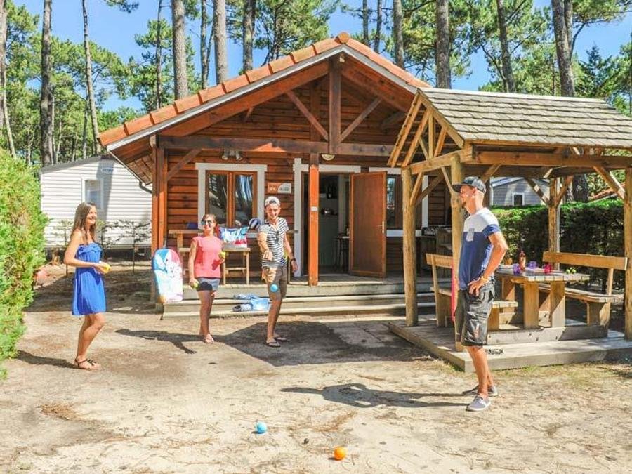 Camping Pas Cher vous présente avec son site Officiel campingpascher.fr, le Camping Le Vieux Port classé 5 étoiles, situé sur la commune de Messanges dans le département Landes (Aquitaine) en France. Le camping Le Vieux Port, vous présente un hébergement de type chalet de 28 m² pour 1 personne avec climatisation et télévision. Le camping Le Vieux Port vous propose du sam. 05 septembre au sam. 12 septembre 2026 pour 7 nuits à 931€. Cette location propose 22 dates différentes pour réserver votre séjour. Découvrez également les 21 autres gammes d'hébergements du camping. Les Avis clients pour le Camping Le Vieux Port sont excellents avec une note moyenne de 8 sur 10. Mer, Parc aquatique, Piscine couverte, Piscine extérieure, Animations familiales, Club ados, Club enfants, Aire de jeux enfants, Canoë-kayak, Centre équestre, Court de padel en extérieur, Court de tennis, Golf, Parcours sportif, Ping-pong, Pétanque, Salle de jeux vidéo, Surf, Terrain de badminton, Terrain de beach-volley, Terrain de football, Terrain de volley-ball, Terrain multisports, Bar, Brasserie, Dépôt de pain, Plats à emporter, Restaurant, Snack/Bar, Épicerie,... En savoir plus : cliquez-ICI.