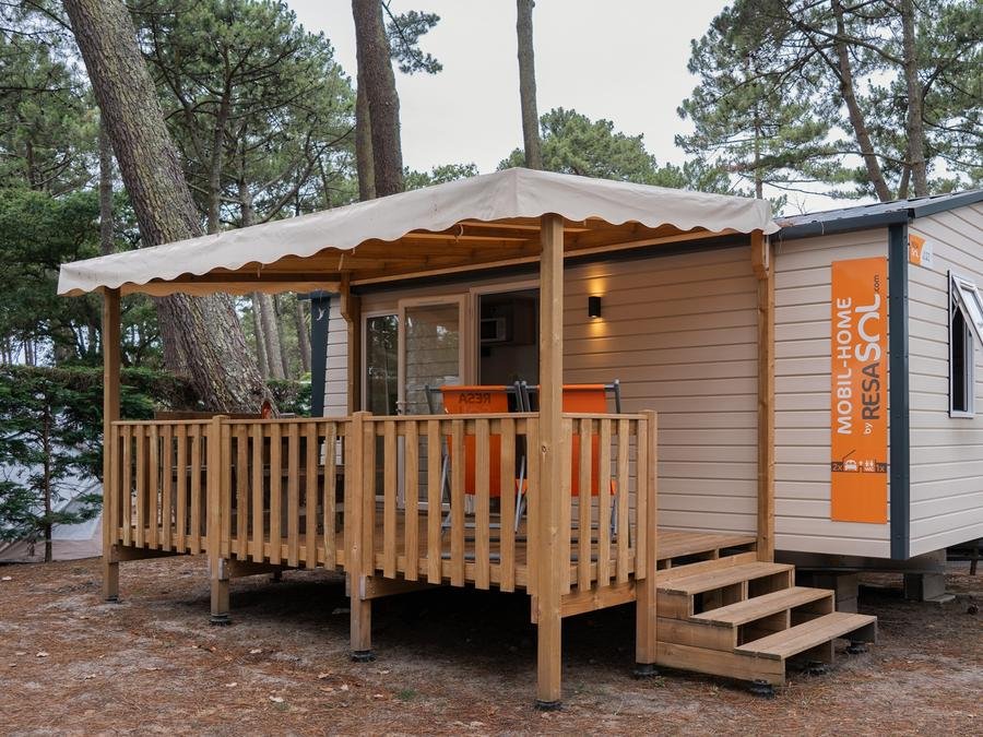 Camping Pas Cher vous présente avec son site Officiel campingpascher.fr, le Camping Le Vieux Port classé 5 étoiles, situé sur la commune de Messanges dans le département Landes (Aquitaine) en France. Le camping Le Vieux Port, vous présente un hébergement de type mobil-home de 27 m² pour 5 personnes et télévision. Le camping Le Vieux Port vous propose du dimanche 13 septembre au dimanche 20 septembre 2026 pour 7 nuits à 791€. Cette location propose 11 dates différentes pour réserver votre séjour. Découvrez également les 21 autres gammes d'hébergements du camping. Les Avis clients pour le Camping Le Vieux Port sont excellents avec une note moyenne de 8 sur 10. Mer, Parc aquatique, Piscine couverte, Piscine extérieure, Animations familiales, Club ados, Club enfants, Aire de jeux enfants, Canoë-kayak, Centre équestre, Court de padel en extérieur, Court de tennis, Golf, Parcours sportif, Ping-pong, Pétanque, Salle de jeux vidéo, Surf, Terrain de badminton, Terrain de beach-volley, Terrain de football, Terrain de volley-ball, Terrain multisports, Bar, Brasserie, Dépôt de pain, Plats à emporter, Restaurant, Snack/Bar, Épicerie,... En savoir plus : cliquez-ICI.