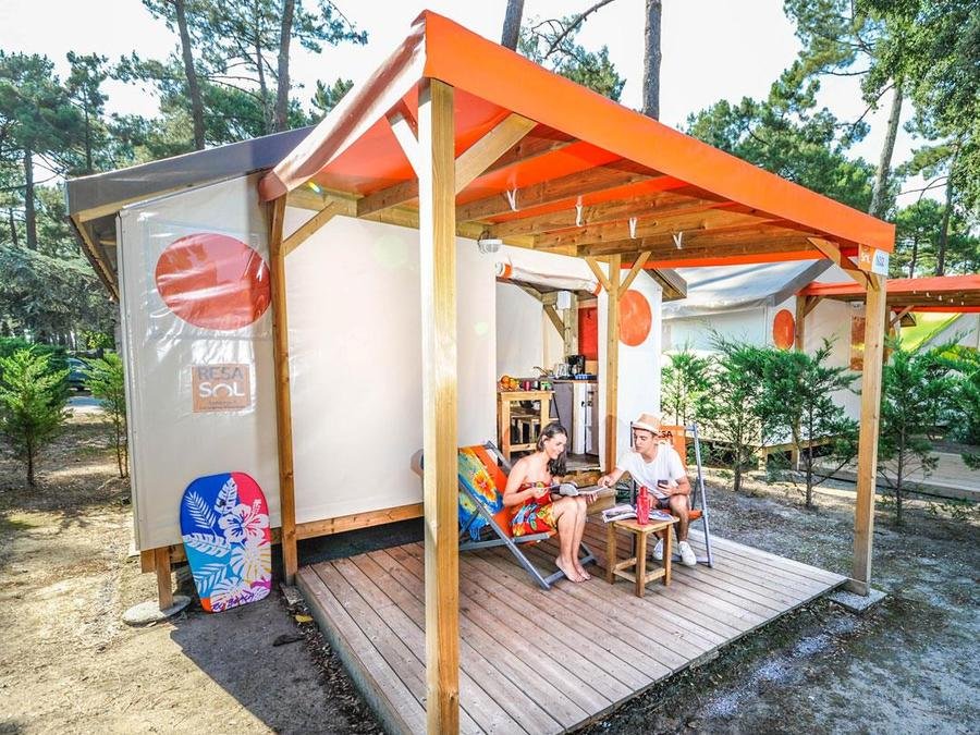Camping Pas Cher vous présente avec son site Officiel campingpascher.fr, le Camping Le Vieux Port classé 5 étoiles, situé sur la commune de Messanges dans le département Landes (Aquitaine) en France. Le camping Le Vieux Port vous propose un hébergement de type tente en toile et bois de 21 m² pour 1 personne (télévision). Cet hébergement propose plus de 21 dates différentes pour réserver ! Pour dévouvrir la période la moins chère, consultez la rubrique 'Tarifs' et sélectionnez votre mois de départ. L'établissement vous propose 21 autres types d'hébergements. Découvrez tous nos séjours à petits prix dans la commune et aux alentours de Messanges du département : Landes (Aquitaine). Les Avis clients pour le Camping Le Vieux Port sont excellents avec une note moyenne de 8 sur 10. Mer, Parc aquatique, Piscine couverte, Piscine extérieure, Animations familiales, Club ados, Club enfants, Aire de jeux enfants, Canoë-kayak, Centre équestre, Court de padel en extérieur, Court de tennis, Golf, Parcours sportif, Ping-pong, Pétanque, Salle de jeux vidéo, Surf, Terrain de badminton, Terrain de beach-volley, Terrain de football, Terrain de volley-ball, Terrain multisports, Bar, Brasserie, Dépôt de pain, Plats à emporter, Restaurant, Snack/Bar, Épicerie,... En savoir plus : cliquez-ICI.