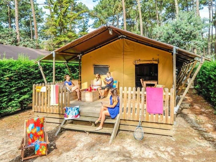 Camping Pas Cher vous présente avec son site Officiel campingpascher.fr, le Camping Le Vieux Port classé 5 étoiles, situé sur la commune de Messanges dans le département Landes (Aquitaine) en France. Le camping Le Vieux Port vous propose un hébergement de type tente en toile et bois de 45 m² pour 1 personne (télévision). Cet hébergement propose plus de 23 dates différentes pour réserver ! Pour dévouvrir la période la moins chère, consultez la rubrique 'Tarifs' et sélectionnez votre mois de départ. L'établissement vous propose 21 autres types d'hébergements. Découvrez tous nos séjours à petits prix dans la commune et aux alentours de Messanges du département : Landes (Aquitaine). Les Avis clients pour le Camping Le Vieux Port sont excellents avec une note moyenne de 8 sur 10. Mer, Parc aquatique, Piscine couverte, Piscine extérieure, Animations familiales, Club ados, Club enfants, Aire de jeux enfants, Canoë-kayak, Centre équestre, Court de padel en extérieur, Court de tennis, Golf, Parcours sportif, Ping-pong, Pétanque, Salle de jeux vidéo, Surf, Terrain de badminton, Terrain de beach-volley, Terrain de football, Terrain de volley-ball, Terrain multisports, Bar, Brasserie, Dépôt de pain, Plats à emporter, Restaurant, Snack/Bar, Épicerie,... En savoir plus : cliquez-ICI.