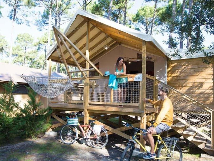 Camping Pas Cher vous présente avec son site Officiel campingpascher.fr, le Camping Le Vieux Port classé 5 étoiles, situé sur la commune de Messanges dans le département Landes (Aquitaine) en France. Le camping Le Vieux Port, vous présente un hébergement de type tente en toile et bois de 21 m² pour 1 personne et télévision. Le camping Le Vieux Port vous propose du sam. 05 septembre au sam. 12 septembre 2026 pour 7 nuits à 791€. Cette location propose 30 dates différentes pour réserver votre séjour. Découvrez également les 21 autres gammes d'hébergements du camping. Les Avis clients pour le Camping Le Vieux Port sont excellents avec une note moyenne de 8 sur 10. Mer, Parc aquatique, Piscine couverte, Piscine extérieure, Animations familiales, Club ados, Club enfants, Aire de jeux enfants, Canoë-kayak, Centre équestre, Court de padel en extérieur, Court de tennis, Golf, Parcours sportif, Ping-pong, Pétanque, Salle de jeux vidéo, Surf, Terrain de badminton, Terrain de beach-volley, Terrain de football, Terrain de volley-ball, Terrain multisports, Bar, Brasserie, Dépôt de pain, Plats à emporter, Restaurant, Snack/Bar, Épicerie,... En savoir plus : cliquez-ICI.