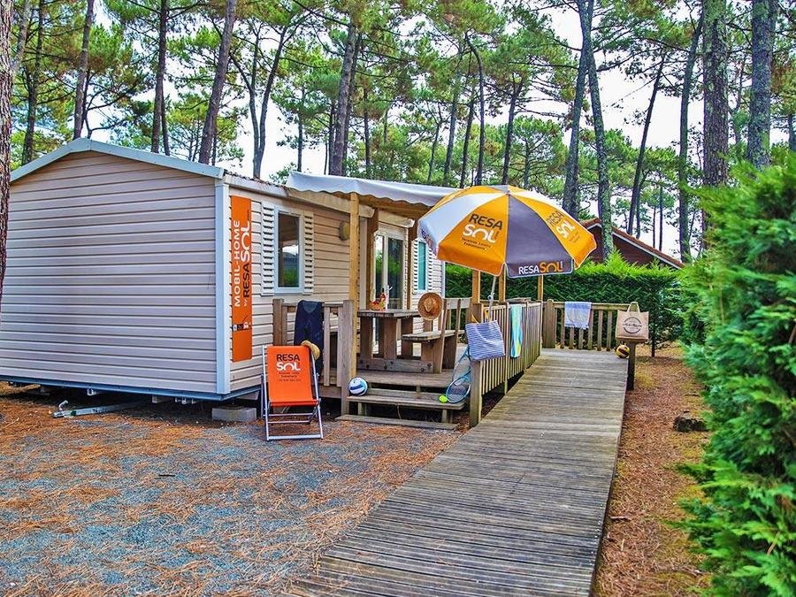 Camping Pas Cher vous présente avec son site Officiel campingpascher.fr, le Camping Le Vieux Port classé 5 étoiles, situé sur la commune de Messanges dans le département Landes (Aquitaine) en France. Le camping Le Vieux Port, vous présente un hébergement de type mobil-home de 34 m² pour 2 personnes avec climatisation et télévision. Le camping Le Vieux Port vous propose du sam. 29 août au sam. 05 septembre 2026 pour 7 nuits à 931€. Cette location propose 21 dates différentes pour réserver votre séjour. Découvrez également les 21 autres gammes d'hébergements du camping. Les Avis clients pour le Camping Le Vieux Port sont excellents avec une note moyenne de 8 sur 10. Mer, Parc aquatique, Piscine couverte, Piscine extérieure, Animations familiales, Club ados, Club enfants, Aire de jeux enfants, Canoë-kayak, Centre équestre, Court de padel en extérieur, Court de tennis, Golf, Parcours sportif, Ping-pong, Pétanque, Salle de jeux vidéo, Surf, Terrain de badminton, Terrain de beach-volley, Terrain de football, Terrain de volley-ball, Terrain multisports, Bar, Brasserie, Dépôt de pain, Plats à emporter, Restaurant, Snack/Bar, Épicerie,... En savoir plus : cliquez-ICI.