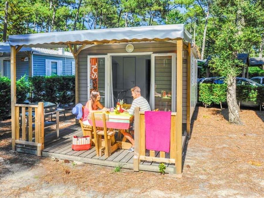 Camping Pas Cher vous présente avec son site Officiel campingpascher.fr, le Camping Le Vieux Port classé 5 étoiles, situé sur la commune de Messanges dans le département Landes (Aquitaine) en France. Le camping Le Vieux Port, vous présente un hébergement de type mobil-home de 17 m² pour 5 personnes et télévision. Le camping Le Vieux Port vous propose du sam. 29 août au sam. 05 septembre 2026 pour 7 nuits à 875€. Cette location propose 2 dates différentes pour réserver votre séjour. Découvrez également les 20 autres gammes d'hébergements du camping. Les Avis clients pour le Camping Le Vieux Port sont excellents avec une note moyenne de 8 sur 10. Mer, Parc aquatique, Piscine couverte, Piscine extérieure, Animations familiales, Club ados, Club enfants, Aire de jeux enfants, Canoë-kayak, Centre équestre, Court de padel en extérieur, Court de tennis, Golf, Parcours sportif, Ping-pong, Pétanque, Salle de jeux vidéo, Surf, Terrain de badminton, Terrain de beach-volley, Terrain de football, Terrain de volley-ball, Terrain multisports, Bar, Brasserie, Dépôt de pain, Plats à emporter, Restaurant, Snack/Bar, Épicerie,... En savoir plus : cliquez-ICI.