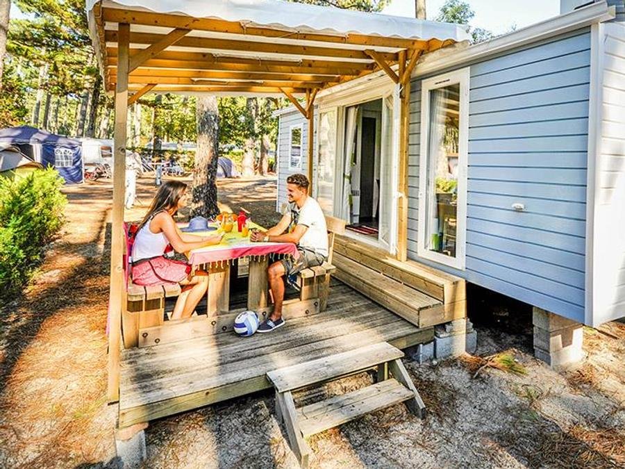 Camping Pas Cher vous présente avec son site Officiel campingpascher.fr, le Camping Le Vieux Port classé 5 étoiles, situé sur la commune de Messanges dans le département Landes (Aquitaine) en France. Le camping Le Vieux Port, vous présente un hébergement de type mobil-home de 27 m² pour 5 personnes et télévision. Le camping Le Vieux Port vous propose du sam. 05 septembre au sam. 12 septembre 2026 pour 7 nuits à 889€. Cette location propose 5 dates différentes pour réserver votre séjour. Découvrez également les 21 autres gammes d'hébergements du camping. Les Avis clients pour le Camping Le Vieux Port sont excellents avec une note moyenne de 8 sur 10. Mer, Parc aquatique, Piscine couverte, Piscine extérieure, Animations familiales, Club ados, Club enfants, Aire de jeux enfants, Canoë-kayak, Centre équestre, Court de padel en extérieur, Court de tennis, Golf, Parcours sportif, Ping-pong, Pétanque, Salle de jeux vidéo, Surf, Terrain de badminton, Terrain de beach-volley, Terrain de football, Terrain de volley-ball, Terrain multisports, Bar, Brasserie, Dépôt de pain, Plats à emporter, Restaurant, Snack/Bar, Épicerie,... En savoir plus : cliquez-ICI.