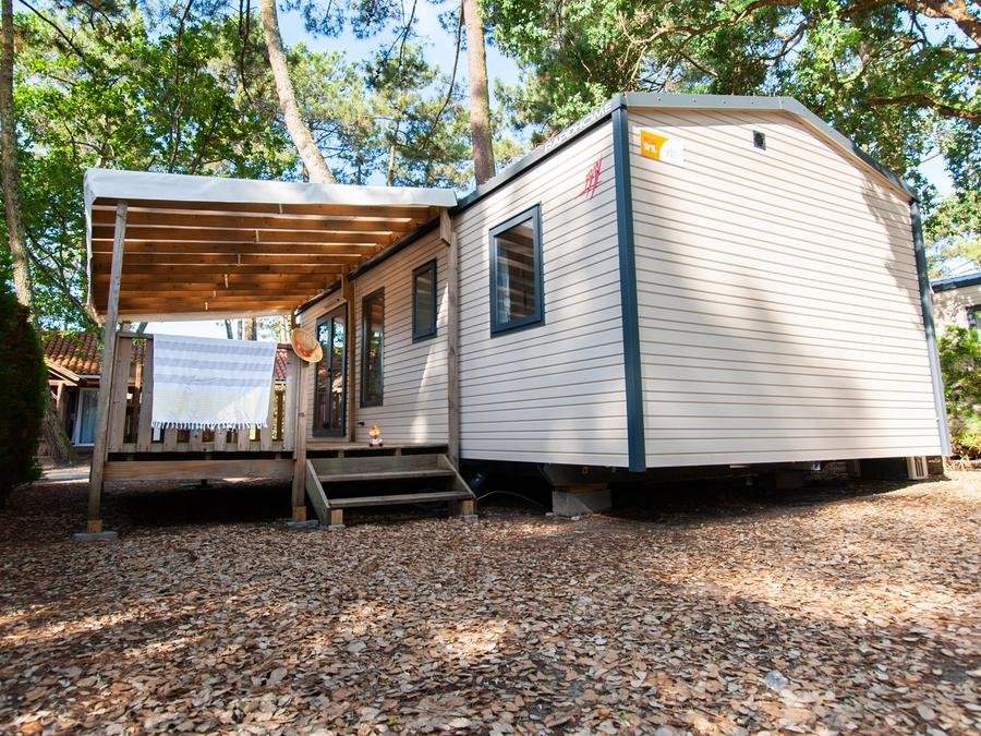 Camping Pas Cher vous présente avec son site Officiel campingpascher.fr, le Camping Le Vieux Port classé 5 étoiles, situé sur la commune de Messanges dans le département Landes (Aquitaine) en France. Le camping Le Vieux Port, vous présente un hébergement de type mobil-home de 34 m² pour 5 personnes et télévision. Le camping Le Vieux Port vous propose du sam. 05 septembre au sam. 12 septembre 2026 pour 7 nuits à 1022€. Cette location propose 19 dates différentes pour réserver votre séjour. Découvrez également les 21 autres gammes d'hébergements du camping. Les Avis clients pour le Camping Le Vieux Port sont excellents avec une note moyenne de 8 sur 10. Mer, Parc aquatique, Piscine couverte, Piscine extérieure, Animations familiales, Club ados, Club enfants, Aire de jeux enfants, Canoë-kayak, Centre équestre, Court de padel en extérieur, Court de tennis, Golf, Parcours sportif, Ping-pong, Pétanque, Salle de jeux vidéo, Surf, Terrain de badminton, Terrain de beach-volley, Terrain de football, Terrain de volley-ball, Terrain multisports, Bar, Brasserie, Dépôt de pain, Plats à emporter, Restaurant, Snack/Bar, Épicerie,... En savoir plus : cliquez-ICI.