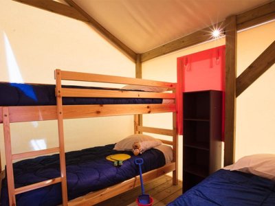 Cliquez pour découvrir toutes les photos de l'HÉBERGEMENT ! tente en toile et bois - Le Vieux Port photo 4