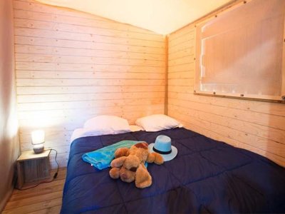 Cliquez pour découvrir toutes les photos de l'HÉBERGEMENT ! tente en toile et bois - Le Vieux Port photo 3