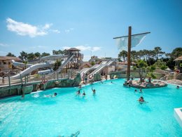 Camping Pas Cher vous présente avec son site Officiel campingpascher.fr, le Établissement Village Resort Et Spa Le Vieux Port, situé sur la commune de Messanges dans le département Landes (Aquitaine) en France. L'établissement Village Resort Et Spa Le Vieux Port vous propose un hébergement de type mobilhome de 34 m². L'établissement vous propose 2 autres types d'hébergements. Découvrez tous nos séjours à petits prix dans la commune et aux alentours de Messanges du département : Landes (Aquitaine).... En savoir plus : cliquez-ICI.