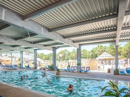 Camping Pas Cher vous présente avec son site Officiel campingpascher.fr, le Camping Le Vieux Port classé 5 étoiles, situé sur la commune de Messanges dans le département Landes (Aquitaine) en France. Le camping Le Vieux Port, vous présente un hébergement de type mobil-home de 34 m² pour 5 personnes et télévision. Le camping Le Vieux Port vous propose du mercredi 01 avril au mercredi 08 avril 2026 pour 7 nuits à 1022€. Cette location propose 88 dates différentes pour réserver votre séjour. Découvrez également les 20 autres gammes d'hébergements du camping. Les Avis clients pour le Camping Le Vieux Port sont excellents avec une note moyenne de 8 sur 10. Mer, Parc aquatique, Piscine couverte, Piscine extérieure, Animations familiales, Club ados, Club enfants, Aire de jeux enfants, Canoë-kayak, Centre équestre, Court de padel en extérieur, Court de tennis, Golf, Parcours sportif, Ping-pong, Pétanque, Salle de jeux vidéo, Surf, Terrain de badminton, Terrain de beach-volley, Terrain de football, Terrain de volley-ball, Terrain multisports, Bar, Brasserie, Dépôt de pain, Plats à emporter, Restaurant, Snack/Bar, Épicerie,... En savoir plus : cliquez-ICI.