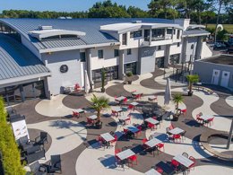 Camping Pas Cher vous présente avec son site Officiel campingpascher.fr, le Camping Le Vieux Port classé 5 étoiles, situé sur la commune de Messanges dans le département Landes (Aquitaine) en France. Le camping Le Vieux Port, vous présente un hébergement de type mobil-home de 33 m² pour 6 personnes. Le camping Le Vieux Port vous propose du vendredi 01 mai au vendredi 08 mai 2026 pour 7 nuits à 350€. Cette location propose 77 dates différentes pour réserver votre séjour. Découvrez également les 20 autres gammes d'hébergements du camping. Les Avis clients pour le Camping Le Vieux Port sont excellents avec une note moyenne de 8 sur 10. Mer, Parc aquatique, Piscine couverte, Piscine extérieure, Animations familiales, Club ados, Club enfants, Aire de jeux enfants, Canoë-kayak, Centre équestre, Court de padel en extérieur, Court de tennis, Golf, Parcours sportif, Ping-pong, Pétanque, Salle de jeux vidéo, Surf, Terrain de badminton, Terrain de beach-volley, Terrain de football, Terrain de volley-ball, Terrain multisports, Bar, Brasserie, Dépôt de pain, Plats à emporter, Restaurant, Snack/Bar, Épicerie,... En savoir plus : cliquez-ICI.