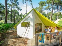 Camping Pas Cher vous présente avec son site Officiel campingpascher.fr, le Camping Le Vieux Port classé 5 étoiles, situé sur la commune de Messanges dans le département Landes (Aquitaine) en France. Le camping Le Vieux Port, vous présente un hébergement de type tente de 17 m² pour 2 personnes et télévision. Le camping Le Vieux Port vous propose du mercredi 01 avril au mercredi 08 avril 2026 pour 7 nuits à 497€. Cette location propose 119 dates différentes pour réserver votre séjour. Découvrez également les 20 autres gammes d'hébergements du camping. Les Avis clients pour le Camping Le Vieux Port sont excellents avec une note moyenne de 8 sur 10. Mer, Parc aquatique, Piscine couverte, Piscine extérieure, Animations familiales, Club ados, Club enfants, Aire de jeux enfants, Canoë-kayak, Centre équestre, Court de padel en extérieur, Court de tennis, Golf, Parcours sportif, Ping-pong, Pétanque, Salle de jeux vidéo, Surf, Terrain de badminton, Terrain de beach-volley, Terrain de football, Terrain de volley-ball, Terrain multisports, Bar, Brasserie, Dépôt de pain, Plats à emporter, Restaurant, Snack/Bar, Épicerie,... En savoir plus : cliquez-ICI.