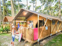 Camping Pas Cher vous présente avec son site Officiel campingpascher.fr, le Camping Le Vieux Port classé 5 étoiles, situé sur la commune de Messanges dans le département Landes (Aquitaine) en France. Le camping Le Vieux Port, vous présente un hébergement de type tente en toile et bois de 49 m² pour 2 personnes et télévision. Le camping Le Vieux Port vous propose du mercredi 01 avril au mercredi 08 avril 2026 pour 7 nuits à 1148€. Cette location propose 86 dates différentes pour réserver votre séjour. Découvrez également les 20 autres gammes d'hébergements du camping. Les Avis clients pour le Camping Le Vieux Port sont excellents avec une note moyenne de 8 sur 10. Mer, Parc aquatique, Piscine couverte, Piscine extérieure, Animations familiales, Club ados, Club enfants, Aire de jeux enfants, Canoë-kayak, Centre équestre, Court de padel en extérieur, Court de tennis, Golf, Parcours sportif, Ping-pong, Pétanque, Salle de jeux vidéo, Surf, Terrain de badminton, Terrain de beach-volley, Terrain de football, Terrain de volley-ball, Terrain multisports, Bar, Brasserie, Dépôt de pain, Plats à emporter, Restaurant, Snack/Bar, Épicerie,... En savoir plus : cliquez-ICI.