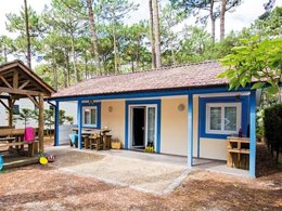 Camping Pas Cher vous présente avec son site Officiel campingpascher.fr, le Camping Le Vieux Port classé 5 étoiles, situé sur la commune de Messanges dans le département Landes (Aquitaine) en France. Le camping Le Vieux Port, vous présente un hébergement de type chalet de 45 m² pour 5 personnes avec climatisation et télévision. Le camping Le Vieux Port vous propose du mercredi 01 avril au mercredi 08 avril 2026 pour 7 nuits à 1197€. Cette location propose 95 dates différentes pour réserver votre séjour. Découvrez également les 20 autres gammes d'hébergements du camping. Les Avis clients pour le Camping Le Vieux Port sont excellents avec une note moyenne de 8 sur 10. Mer, Parc aquatique, Piscine couverte, Piscine extérieure, Animations familiales, Club ados, Club enfants, Aire de jeux enfants, Canoë-kayak, Centre équestre, Court de padel en extérieur, Court de tennis, Golf, Parcours sportif, Ping-pong, Pétanque, Salle de jeux vidéo, Surf, Terrain de badminton, Terrain de beach-volley, Terrain de football, Terrain de volley-ball, Terrain multisports, Bar, Brasserie, Dépôt de pain, Plats à emporter, Restaurant, Snack/Bar, Épicerie,... En savoir plus : cliquez-ICI.