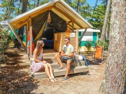 Camping Pas Cher vous présente avec son site Officiel campingpascher.fr, le Camping Le Vieux Port classé 5 étoiles, situé sur la commune de Messanges dans le département Landes (Aquitaine) en France. Le camping Le Vieux Port, vous présente un hébergement de type tente en toile et bois de 7 m² pour 2 personnes. Le camping Le Vieux Port vous propose du mercredi 01 avril au mercredi 08 avril 2026 pour 7 nuits à 448€. Cette location propose 119 dates différentes pour réserver votre séjour. Découvrez également les 20 autres gammes d'hébergements du camping. Les Avis clients pour le Camping Le Vieux Port sont excellents avec une note moyenne de 8 sur 10. Mer, Parc aquatique, Piscine couverte, Piscine extérieure, Animations familiales, Club ados, Club enfants, Aire de jeux enfants, Canoë-kayak, Centre équestre, Court de padel en extérieur, Court de tennis, Golf, Parcours sportif, Ping-pong, Pétanque, Salle de jeux vidéo, Surf, Terrain de badminton, Terrain de beach-volley, Terrain de football, Terrain de volley-ball, Terrain multisports, Bar, Brasserie, Dépôt de pain, Plats à emporter, Restaurant, Snack/Bar, Épicerie,... En savoir plus : cliquez-ICI.