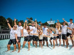 Camping Pas Cher vous présente avec son site Officiel campingpascher.fr, le Camping Le Vieux Port classé 5 étoiles, situé sur la commune de Messanges dans le département Landes (Aquitaine) en France. Le camping Le Vieux Port, vous présente un hébergement de type tente en toile et bois de 45 m² pour 1 personne et télévision. Le camping Le Vieux Port vous propose du mercredi 01 avril au mercredi 08 avril 2026 pour 7 nuits à 973€. Cette location propose 101 dates différentes pour réserver votre séjour. Découvrez également les 20 autres gammes d'hébergements du camping. Les Avis clients pour le Camping Le Vieux Port sont excellents avec une note moyenne de 8 sur 10. Mer, Parc aquatique, Piscine couverte, Piscine extérieure, Animations familiales, Club ados, Club enfants, Aire de jeux enfants, Canoë-kayak, Centre équestre, Court de padel en extérieur, Court de tennis, Golf, Parcours sportif, Ping-pong, Pétanque, Salle de jeux vidéo, Surf, Terrain de badminton, Terrain de beach-volley, Terrain de football, Terrain de volley-ball, Terrain multisports, Bar, Brasserie, Dépôt de pain, Plats à emporter, Restaurant, Snack/Bar, Épicerie,... En savoir plus : cliquez-ICI.