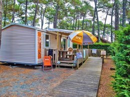 Camping Pas Cher vous présente avec son site Officiel campingpascher.fr, le Camping Le Vieux Port classé 5 étoiles, situé sur la commune de Messanges dans le département Landes (Aquitaine) en France. Le camping Le Vieux Port, vous présente un hébergement de type mobil-home de 34 m² pour 2 personnes avec climatisation et télévision. Le camping Le Vieux Port vous propose du mercredi 01 avril au mercredi 08 avril 2026 pour 7 nuits à 931€. Cette location propose 102 dates différentes pour réserver votre séjour. Découvrez également les 20 autres gammes d'hébergements du camping. Les Avis clients pour le Camping Le Vieux Port sont excellents avec une note moyenne de 8 sur 10. Mer, Parc aquatique, Piscine couverte, Piscine extérieure, Animations familiales, Club ados, Club enfants, Aire de jeux enfants, Canoë-kayak, Centre équestre, Court de padel en extérieur, Court de tennis, Golf, Parcours sportif, Ping-pong, Pétanque, Salle de jeux vidéo, Surf, Terrain de badminton, Terrain de beach-volley, Terrain de football, Terrain de volley-ball, Terrain multisports, Bar, Brasserie, Dépôt de pain, Plats à emporter, Restaurant, Snack/Bar, Épicerie,... En savoir plus : cliquez-ICI.