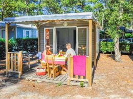 Camping Pas Cher vous présente avec son site Officiel campingpascher.fr, le Camping Le Vieux Port classé 5 étoiles, situé sur la commune de Messanges dans le département Landes (Aquitaine) en France. Le camping Le Vieux Port, vous présente un hébergement de type mobil-home de 17 m² pour 5 personnes et télévision. Le camping Le Vieux Port vous propose du sam. 29 août au sam. 05 septembre 2026 pour 7 nuits à 875€. Cette location propose 9 dates différentes pour réserver votre séjour. Découvrez également les 20 autres gammes d'hébergements du camping. Les Avis clients pour le Camping Le Vieux Port sont excellents avec une note moyenne de 8 sur 10. Mer, Parc aquatique, Piscine couverte, Piscine extérieure, Animations familiales, Club ados, Club enfants, Aire de jeux enfants, Canoë-kayak, Centre équestre, Court de padel en extérieur, Court de tennis, Golf, Parcours sportif, Ping-pong, Pétanque, Salle de jeux vidéo, Surf, Terrain de badminton, Terrain de beach-volley, Terrain de football, Terrain de volley-ball, Terrain multisports, Bar, Brasserie, Dépôt de pain, Plats à emporter, Restaurant, Snack/Bar, Épicerie,... En savoir plus : cliquez-ICI.