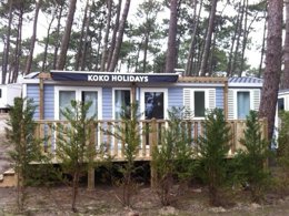 Camping Pas Cher vous présente avec son site Officiel campingpascher.fr, le Camping Le Vieux Port classé 5 étoiles, situé sur la commune de Messanges dans le département Landes (Aquitaine) en France. Le camping Le Vieux Port, vous présente un hébergement de type mobil-home de 33 m² pour 6 personnes. Le camping Le Vieux Port vous propose du vendredi 01 mai au vendredi 08 mai 2026 pour 7 nuits à 350€. Cette location propose 77 dates différentes pour réserver votre séjour. Découvrez également les 20 autres gammes d'hébergements du camping. Les Avis clients pour le Camping Le Vieux Port sont excellents avec une note moyenne de 8 sur 10. Mer, Parc aquatique, Piscine couverte, Piscine extérieure, Animations familiales, Club ados, Club enfants, Aire de jeux enfants, Canoë-kayak, Centre équestre, Court de padel en extérieur, Court de tennis, Golf, Parcours sportif, Ping-pong, Pétanque, Salle de jeux vidéo, Surf, Terrain de badminton, Terrain de beach-volley, Terrain de football, Terrain de volley-ball, Terrain multisports, Bar, Brasserie, Dépôt de pain, Plats à emporter, Restaurant, Snack/Bar, Épicerie,... En savoir plus : cliquez-ICI.