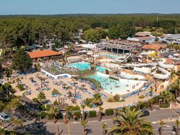 Camping Pas Cher vous présente avec son site Officiel campingpascher.fr, le Établissement Village Resort Et Spa Le Vieux Port, situé sur la commune de Messanges dans le département Landes (Aquitaine) en France. L'établissement Village Resort Et Spa Le Vieux Port vous propose un hébergement de type mobilhome de 21 m². L'établissement vous propose 2 autres types d'hébergements. Découvrez tous nos séjours à petits prix dans la commune et aux alentours de Messanges du département : Landes (Aquitaine).... En savoir plus : cliquez-ICI.