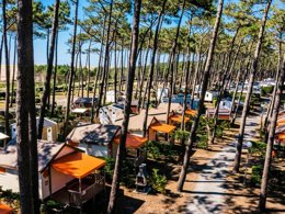 Camping Pas Cher vous présente avec son site Officiel campingpascher.fr, le Camping Le Vieux Port classé 5 étoiles, situé sur la commune de Messanges dans le département Landes (Aquitaine) en France. Le camping Le Vieux Port, vous présente un hébergement de type mobil-home de 27 m² pour 5 personnes et télévision. Le camping Le Vieux Port vous propose du mercredi 01 avril au mercredi 08 avril 2026 pour 7 nuits à 791€. Cette location propose 98 dates différentes pour réserver votre séjour. Découvrez également les 20 autres gammes d'hébergements du camping. Les Avis clients pour le Camping Le Vieux Port sont excellents avec une note moyenne de 8 sur 10. Mer, Parc aquatique, Piscine couverte, Piscine extérieure, Animations familiales, Club ados, Club enfants, Aire de jeux enfants, Canoë-kayak, Centre équestre, Court de padel en extérieur, Court de tennis, Golf, Parcours sportif, Ping-pong, Pétanque, Salle de jeux vidéo, Surf, Terrain de badminton, Terrain de beach-volley, Terrain de football, Terrain de volley-ball, Terrain multisports, Bar, Brasserie, Dépôt de pain, Plats à emporter, Restaurant, Snack/Bar, Épicerie,... En savoir plus : cliquez-ICI.