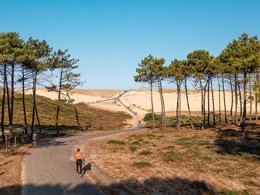 Camping Pas Cher vous présente avec son site Officiel campingpascher.fr, le Camping Le Vieux Port classé 5 étoiles, situé sur la commune de Messanges dans le département Landes (Aquitaine) en France. Le camping Le Vieux Port, vous présente un hébergement de type mobil-home de 39 m² pour 5 personnes et télévision. Le camping Le Vieux Port vous propose du mercredi 01 avril au mercredi 08 avril 2026 pour 7 nuits à 1176€. Cette location propose 88 dates différentes pour réserver votre séjour. Découvrez également les 20 autres gammes d'hébergements du camping. Les Avis clients pour le Camping Le Vieux Port sont excellents avec une note moyenne de 8 sur 10. Mer, Parc aquatique, Piscine couverte, Piscine extérieure, Animations familiales, Club ados, Club enfants, Aire de jeux enfants, Canoë-kayak, Centre équestre, Court de padel en extérieur, Court de tennis, Golf, Parcours sportif, Ping-pong, Pétanque, Salle de jeux vidéo, Surf, Terrain de badminton, Terrain de beach-volley, Terrain de football, Terrain de volley-ball, Terrain multisports, Bar, Brasserie, Dépôt de pain, Plats à emporter, Restaurant, Snack/Bar, Épicerie,... En savoir plus : cliquez-ICI.