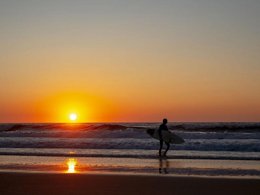 Camping Pas Cher vous présente avec son site Officiel campingpascher.fr, le Camping Le Vieux Port classé 5 étoiles, situé sur la commune de Messanges dans le département Landes (Aquitaine) en France. Le camping Le Vieux Port, vous présente un hébergement de type mobil-home de 27 m² pour 5 personnes et télévision. Le camping Le Vieux Port vous propose du mercredi 01 avril au mercredi 08 avril 2026 pour 7 nuits à 889€. Cette location propose 85 dates différentes pour réserver votre séjour. Découvrez également les 20 autres gammes d'hébergements du camping. Les Avis clients pour le Camping Le Vieux Port sont excellents avec une note moyenne de 8 sur 10. Mer, Parc aquatique, Piscine couverte, Piscine extérieure, Animations familiales, Club ados, Club enfants, Aire de jeux enfants, Canoë-kayak, Centre équestre, Court de padel en extérieur, Court de tennis, Golf, Parcours sportif, Ping-pong, Pétanque, Salle de jeux vidéo, Surf, Terrain de badminton, Terrain de beach-volley, Terrain de football, Terrain de volley-ball, Terrain multisports, Bar, Brasserie, Dépôt de pain, Plats à emporter, Restaurant, Snack/Bar, Épicerie,... En savoir plus : cliquez-ICI.