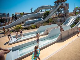 Camping Pas Cher vous présente avec son site Officiel campingpascher.fr, le Camping Le Vieux Port classé 5 étoiles, situé sur la commune de Messanges dans le département Landes (Aquitaine) en France. Le camping Le Vieux Port, vous présente un hébergement de type mobil-home de 24 m² et télévision. Le camping Le Vieux Port vous proposeun séjour PAS CHER avec une REMISEdu sam. 30 mai au sam. 06 juin 2026, en promotion à -62% pour 7 nuits à 299 € au lieu de 791,0 € soit une Économie de 492 €. Cette location propose 17 dates différentes pour réserver votre séjour. Découvrez également les 20 autres gammes d'hébergements du camping. Les Avis clients pour le Camping Le Vieux Port sont excellents avec une note moyenne de 8 sur 10. Mer, Parc aquatique, Piscine couverte, Piscine extérieure, Animations familiales, Club ados, Club enfants, Aire de jeux enfants, Canoë-kayak, Centre équestre, Court de padel en extérieur, Court de tennis, Golf, Parcours sportif, Ping-pong, Pétanque, Salle de jeux vidéo, Surf, Terrain de badminton, Terrain de beach-volley, Terrain de football, Terrain de volley-ball, Terrain multisports, Bar, Brasserie, Dépôt de pain, Plats à emporter, Restaurant, Snack/Bar, Épicerie,... En savoir plus : cliquez-ICI.