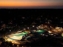 Camping Pas Cher vous présente avec son site Officiel campingpascher.fr, le Camping Le Vieux Port classé 5 étoiles, situé sur la commune de Messanges dans le département Landes (Aquitaine) en France. Le camping Le Vieux Port, vous présente un hébergement de type tente en toile et bois de 7 m² pour 2 personnes. Le camping Le Vieux Port vous propose du mercredi 01 avril au mercredi 08 avril 2026 pour 7 nuits à 448€. Cette location propose 119 dates différentes pour réserver votre séjour. Découvrez également les 20 autres gammes d'hébergements du camping. Les Avis clients pour le Camping Le Vieux Port sont excellents avec une note moyenne de 8 sur 10. Mer, Parc aquatique, Piscine couverte, Piscine extérieure, Animations familiales, Club ados, Club enfants, Aire de jeux enfants, Canoë-kayak, Centre équestre, Court de padel en extérieur, Court de tennis, Golf, Parcours sportif, Ping-pong, Pétanque, Salle de jeux vidéo, Surf, Terrain de badminton, Terrain de beach-volley, Terrain de football, Terrain de volley-ball, Terrain multisports, Bar, Brasserie, Dépôt de pain, Plats à emporter, Restaurant, Snack/Bar, Épicerie,... En savoir plus : cliquez-ICI.