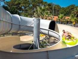 Camping Pas Cher vous présente avec son site Officiel campingpascher.fr, le Camping Le Vieux Port classé 5 étoiles, situé sur la commune de Messanges dans le département Landes (Aquitaine) en France. Le camping Le Vieux Port, vous présente un hébergement de type mobil-home de 34 m² pour 2 personnes avec climatisation et télévision. Le camping Le Vieux Port vous propose du mercredi 01 avril au mercredi 08 avril 2026 pour 7 nuits à 931€. Cette location propose 102 dates différentes pour réserver votre séjour. Découvrez également les 20 autres gammes d'hébergements du camping. Les Avis clients pour le Camping Le Vieux Port sont excellents avec une note moyenne de 8 sur 10. Mer, Parc aquatique, Piscine couverte, Piscine extérieure, Animations familiales, Club ados, Club enfants, Aire de jeux enfants, Canoë-kayak, Centre équestre, Court de padel en extérieur, Court de tennis, Golf, Parcours sportif, Ping-pong, Pétanque, Salle de jeux vidéo, Surf, Terrain de badminton, Terrain de beach-volley, Terrain de football, Terrain de volley-ball, Terrain multisports, Bar, Brasserie, Dépôt de pain, Plats à emporter, Restaurant, Snack/Bar, Épicerie,... En savoir plus : cliquez-ICI.