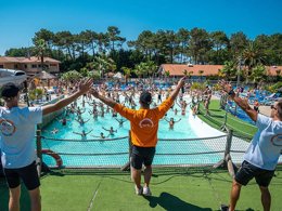 Camping Pas Cher vous présente avec son site Officiel campingpascher.fr, le Camping Le Vieux Port classé 5 étoiles, situé sur la commune de Messanges dans le département Landes (Aquitaine) en France. Le camping Le Vieux Port, vous présente un hébergement de type tente en toile et bois de 49 m² pour 2 personnes et télévision. Le camping Le Vieux Port vous propose du mercredi 01 avril au mercredi 08 avril 2026 pour 7 nuits à 1148€. Cette location propose 86 dates différentes pour réserver votre séjour. Découvrez également les 20 autres gammes d'hébergements du camping. Les Avis clients pour le Camping Le Vieux Port sont excellents avec une note moyenne de 8 sur 10. Mer, Parc aquatique, Piscine couverte, Piscine extérieure, Animations familiales, Club ados, Club enfants, Aire de jeux enfants, Canoë-kayak, Centre équestre, Court de padel en extérieur, Court de tennis, Golf, Parcours sportif, Ping-pong, Pétanque, Salle de jeux vidéo, Surf, Terrain de badminton, Terrain de beach-volley, Terrain de football, Terrain de volley-ball, Terrain multisports, Bar, Brasserie, Dépôt de pain, Plats à emporter, Restaurant, Snack/Bar, Épicerie,... En savoir plus : cliquez-ICI.