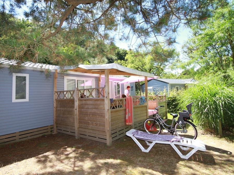 Camping Pas Cher vous présente avec son site Officiel campingpascher.fr, le Camping Nantes Camping classé 5 étoiles, situé sur la commune de Nantes dans le département Loire-atlantique (Pays De La Loire) en France. Le camping Nantes Camping, vous présente un hébergement de type mobil-home de 40 m² et télévision. Le camping Nantes Camping vous propose du vendredi 02 octobre au vendredi 09 octobre 2026, en promotion à -19% pour 7 nuits à 665,60 € au lieu de 825,6 € soit une Économie de 160 €. Cette location propose 95 dates différentes pour réserver votre séjour. Découvrez également les 17 autres gammes d'hébergements du camping. Les Avis clients pour le Camping Nantes Camping sont excellents avec une note moyenne de 8 sur 10. Piscine couverte, Piscine extérieure, Animations familiales, Aire de jeux enfants, Ping-pong, Pétanque, Dépôt de pain, Pizzeria, Plats à emporter, Restaurant, Épicerie,... En savoir plus : cliquez-ICI.