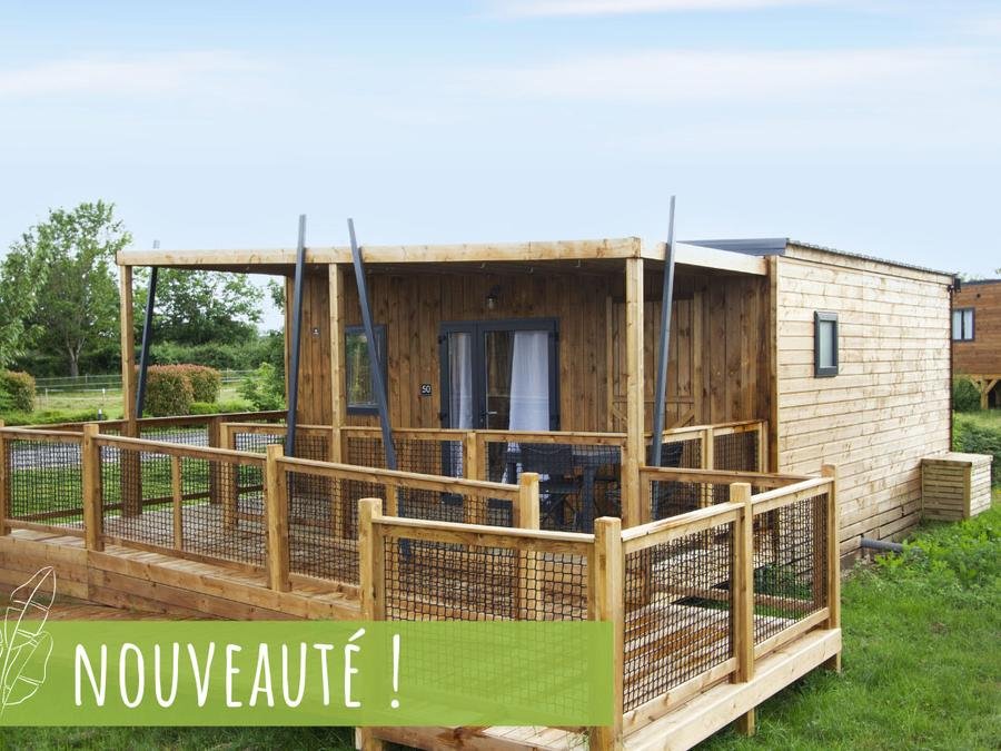 Camping Pas Cher vous présente avec son site Officiel campingpascher.fr, le Camping Nantes Camping classé 5 étoiles, situé sur la commune de Nantes dans le département Loire-atlantique (Pays De La Loire) en France. Le camping Nantes Camping, vous présente un hébergement de type chalet de 35 m² pour 4 personnes et télévision. Le camping Nantes Camping vous propose du vendredi 02 octobre au vendredi 09 octobre 2026, en promotion à -19% pour 7 nuits à 487,55 € au lieu de 604,75 € soit une Économie de 117,20 €. Cette location propose 39 dates différentes pour réserver votre séjour. Découvrez également les 18 autres gammes d'hébergements du camping. Les Avis clients pour le Camping Nantes Camping sont excellents avec une note moyenne de 8 sur 10. Piscine couverte, Piscine extérieure, Animations familiales, Aire de jeux enfants, Ping-pong, Pétanque, Dépôt de pain, Pizzeria, Plats à emporter, Restaurant, Épicerie,... En savoir plus : cliquez-ICI.
