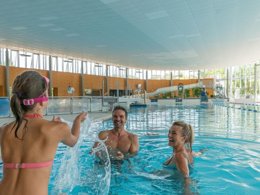Camping Pas Cher vous présente avec son site Officiel campingpascher.fr, le Camping Nantes Camping classé 5 étoiles, situé sur la commune de Nantes dans le département Loire-atlantique (Pays De La Loire) en France. Le camping Nantes Camping, vous présente un hébergement de type chalet de 16 m² et télévision. Le camping Nantes Camping vous propose du sam. 22 août au sam. 29 août 2026, en promotion à -9% pour 7 nuits à 444,60 € au lieu de 492,1 € soit une Économie de 47,50 €. Cette location propose 53 dates différentes pour réserver votre séjour. Découvrez également les 18 autres gammes d'hébergements du camping. Les Avis clients pour le Camping Nantes Camping sont excellents avec une note moyenne de 8 sur 10. Piscine couverte, Piscine extérieure, Animations familiales, Aire de jeux enfants, Ping-pong, Pétanque, Dépôt de pain, Pizzeria, Plats à emporter, Restaurant, Épicerie,... En savoir plus : cliquez-ICI.